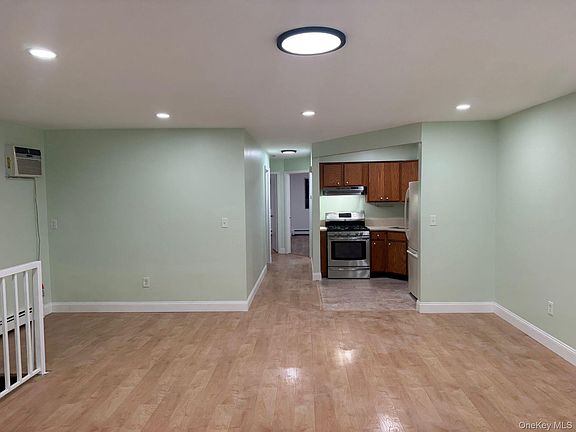 3rd image of 15714 109th Ave Floor 2