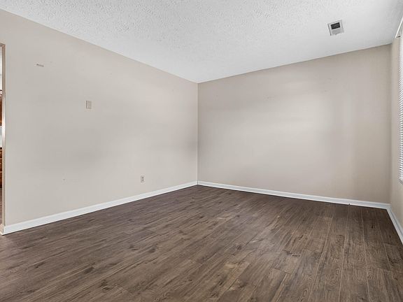3rd image of 108 Daisey Rd