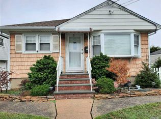 112 W Clearwater Rd, Lindenhurst, NY 11757