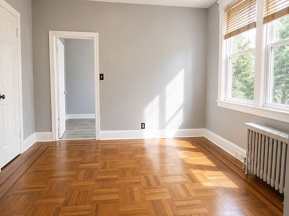 3rd image of 17-19 Vernon Ave #1R