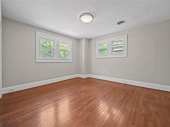 27th image of 224 W Colonial Dr