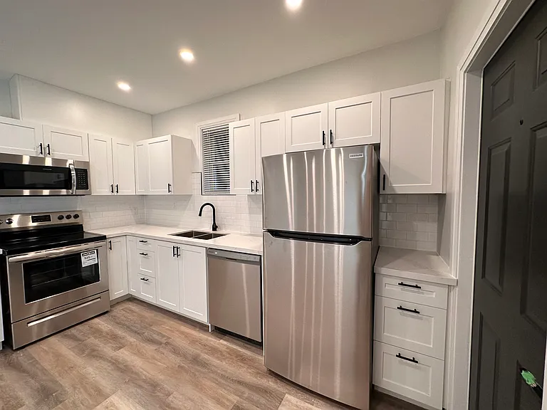 128 Wentworth St N #1 — Photo 2