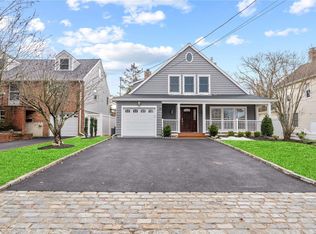 12 Meadowlawn St, Huntington, NY 11743