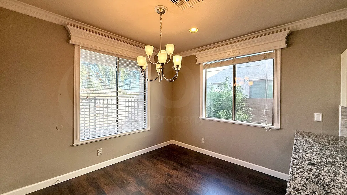 3 bed, 2.0 bath, 2744 sqft, $3,000 — Photo 4