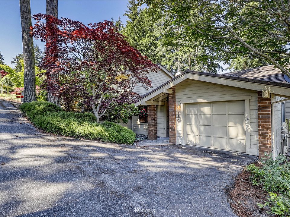 11-2 Bluffs Court is a townhome style condo in the beautiful gated community of Kala Point, just 15 minutes from downtown Port Townsend.>