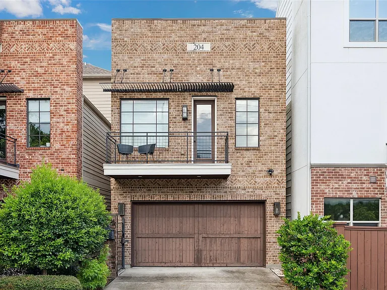 204 Knox St — Photo 1