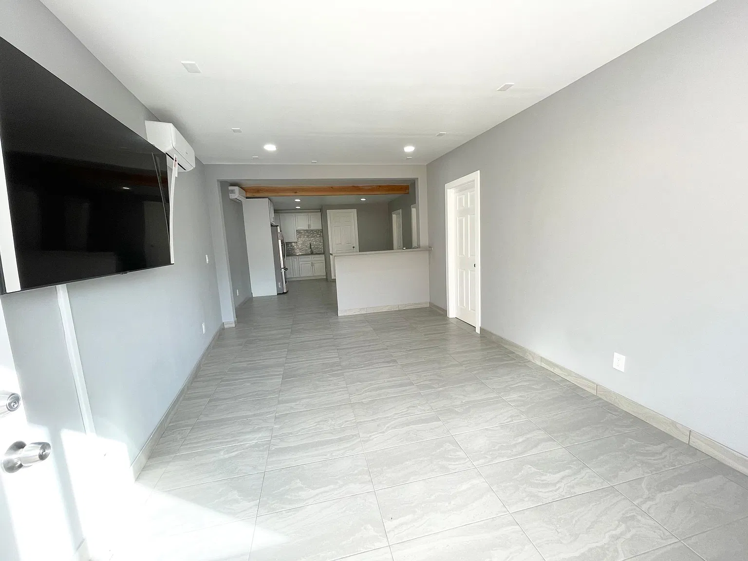 1600 Schoenborn St — Photo 1