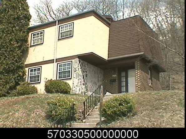 785 Saint Marys Dr, Steelton, PA 17113