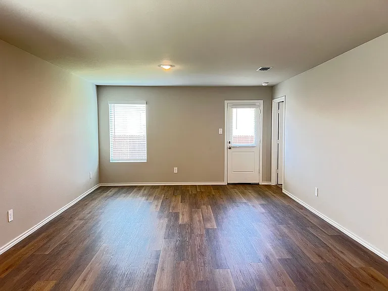 5557 Rollins Dr — Photo 5