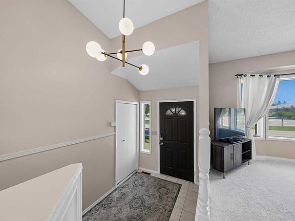 3rd image of 71 N Riverglen Cres SE