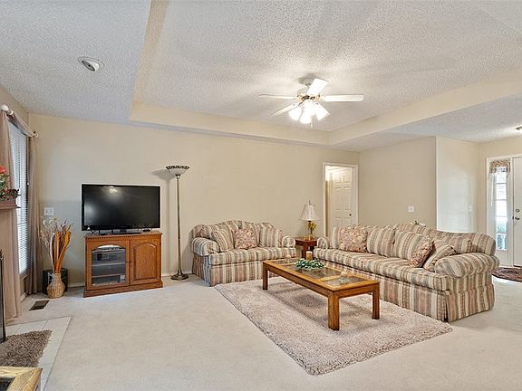 3rd image of 6 Byron Ln