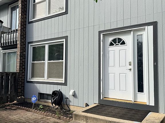 3rd image of 219 Pinewood Ln