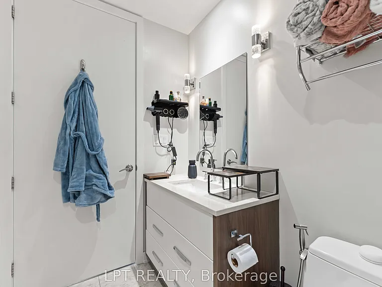 111 Champagne Ave S #307 — Photo 29