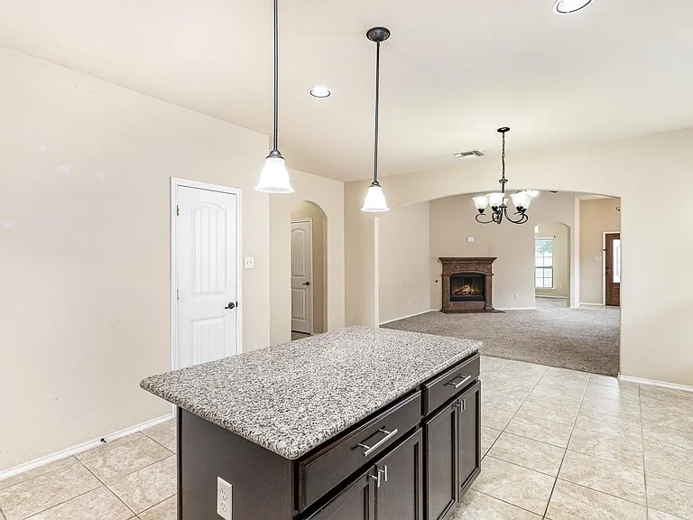 208 Whitman Dr — Photo 9