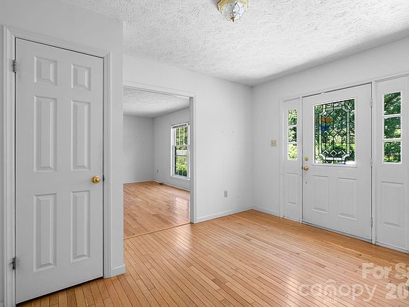 4th image of 28 Song Bird Ln
