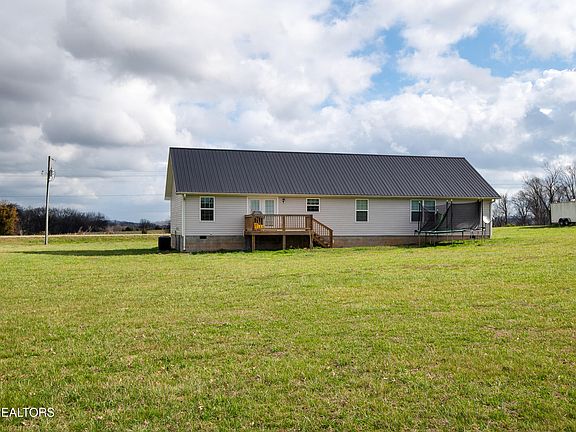 3rd image of 935 Oakland Rd