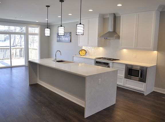 5th image of 1040 N Lombard Ave