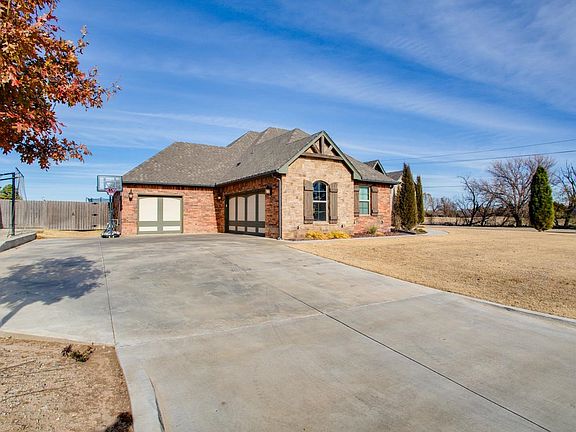 3rd image of 2404 Belle Crossing Dr