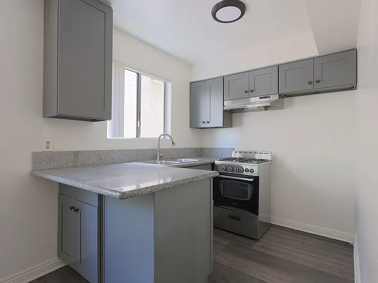 2839 Francis Ave — Photo 2