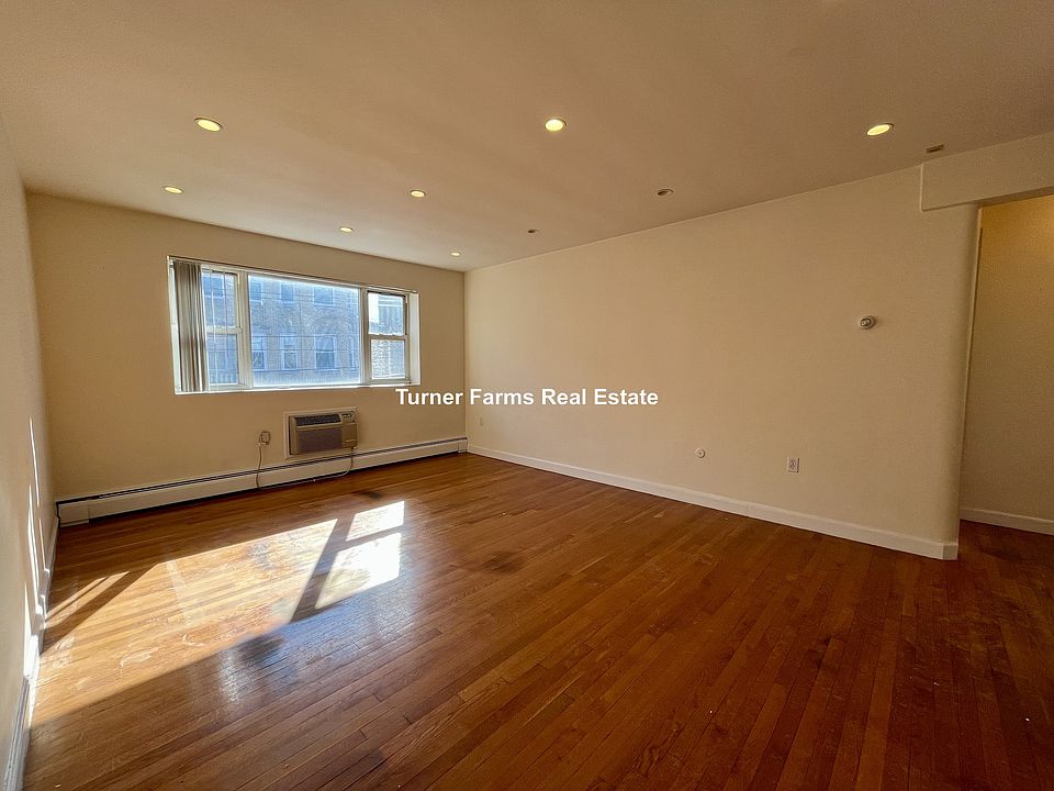 1st image of 34A Gardner St #31A