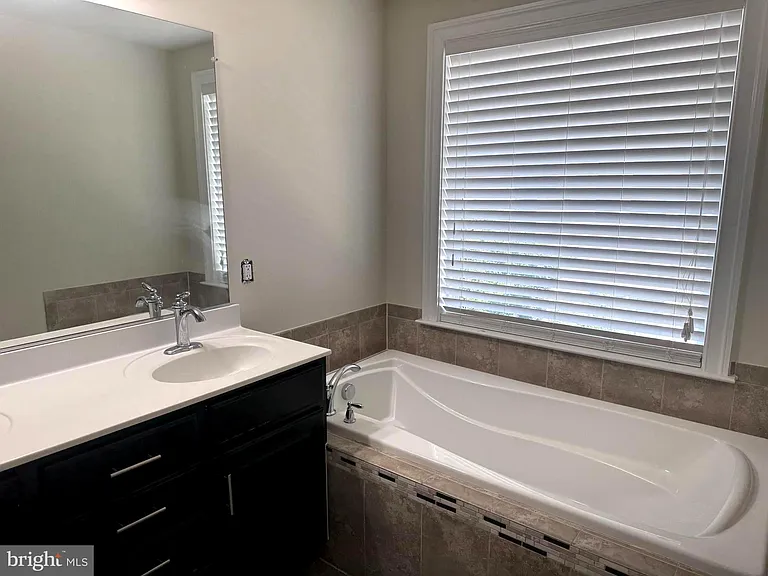 3083 Waterloo Ln — Photo 10