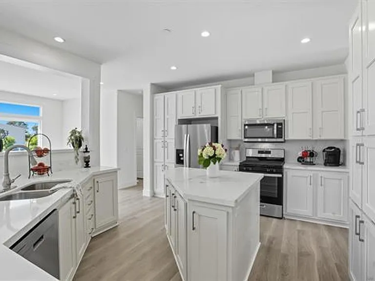 2080 Curtis Dr — Photo 5