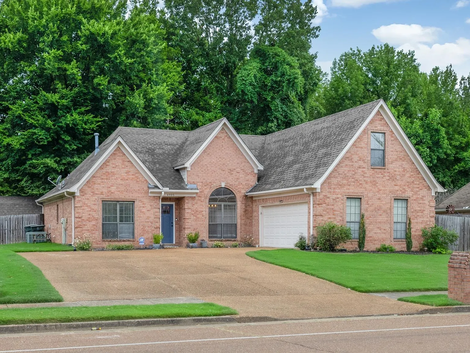 3 bed, 2.0 bath, 2169 sqft, $2,350 — Photo 2