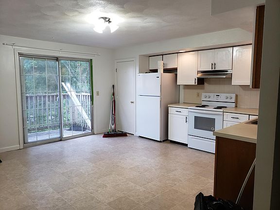 2nd image of 20 Oak St APT 6A