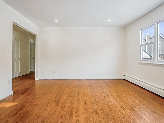 2nd image of 100 E Sunnyside Ln