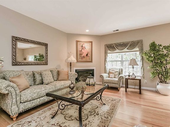 5th image of 5 Willow Wood Dr