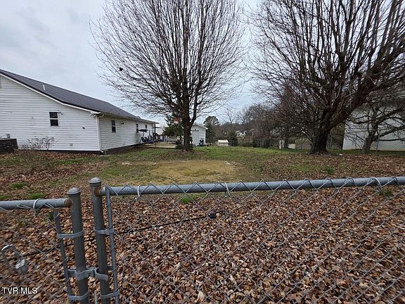 4th image of 421 Juniper St