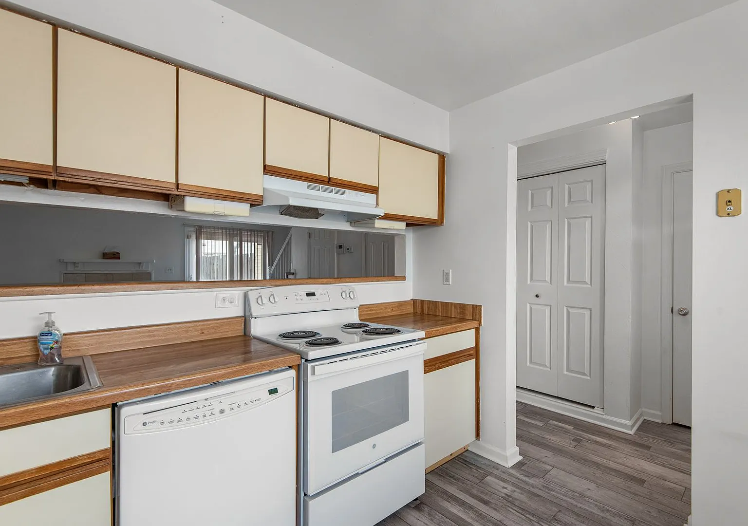 Virginia Beach Townhome — Photo 3