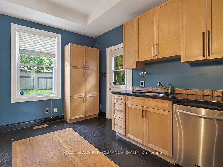 313 Lebreton St S — Photo 11