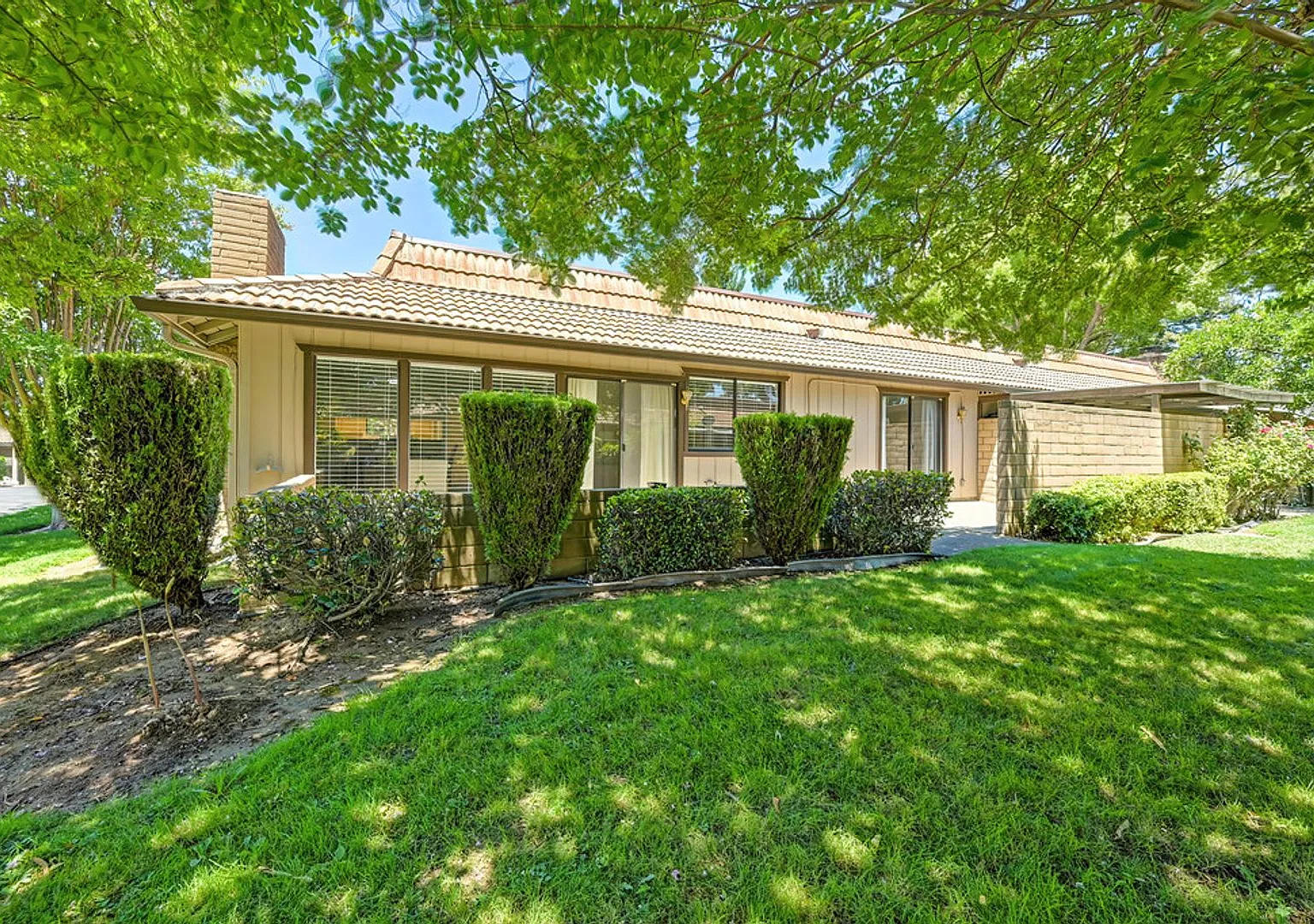 Spacious Two Bedroom Two Bathroom Condo in Citrus Heights — Photo 1