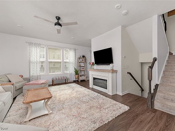 2nd image of 1422 Chateau Pl