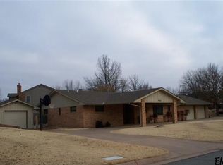 2802 Oak Ridge Rd, Enid, OK 73703