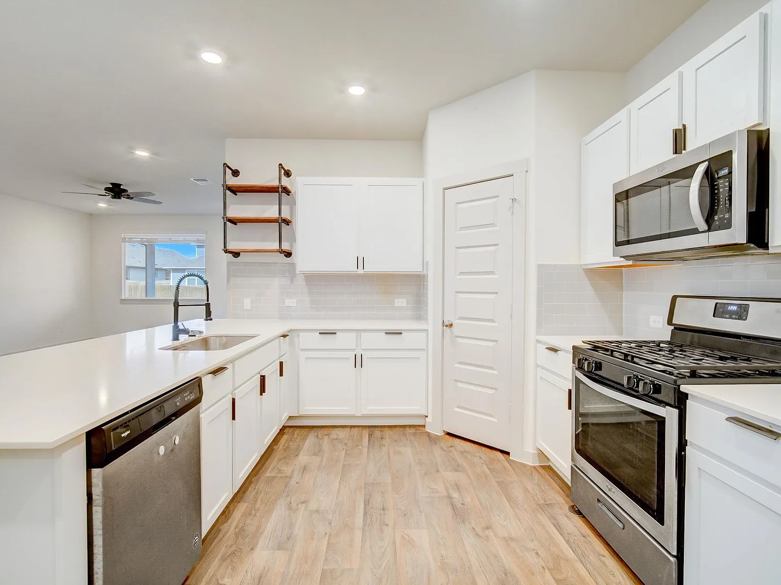 4 bed, 2.0 bath, 1855 sqft, $2,100 — Photo 3