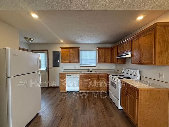 2nd image of 743 E Kings Carriage Blvd