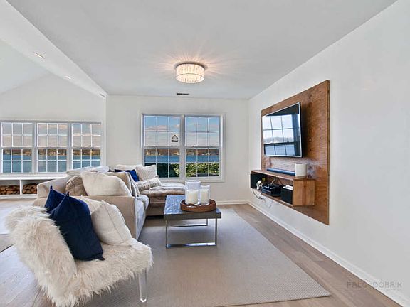 2nd image of 585 Marina Ct #585