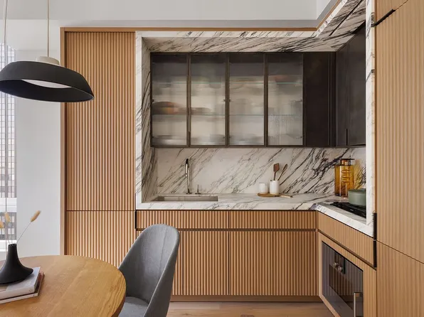 135 E 47th St #24F, New York, NY 10017