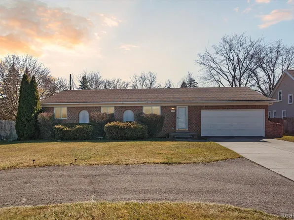 176 E Long Lake Rd, Troy, MI 48085