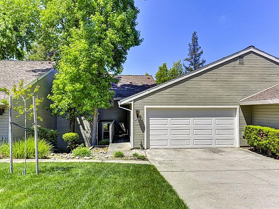2nd image of 204 Live Oak Cir