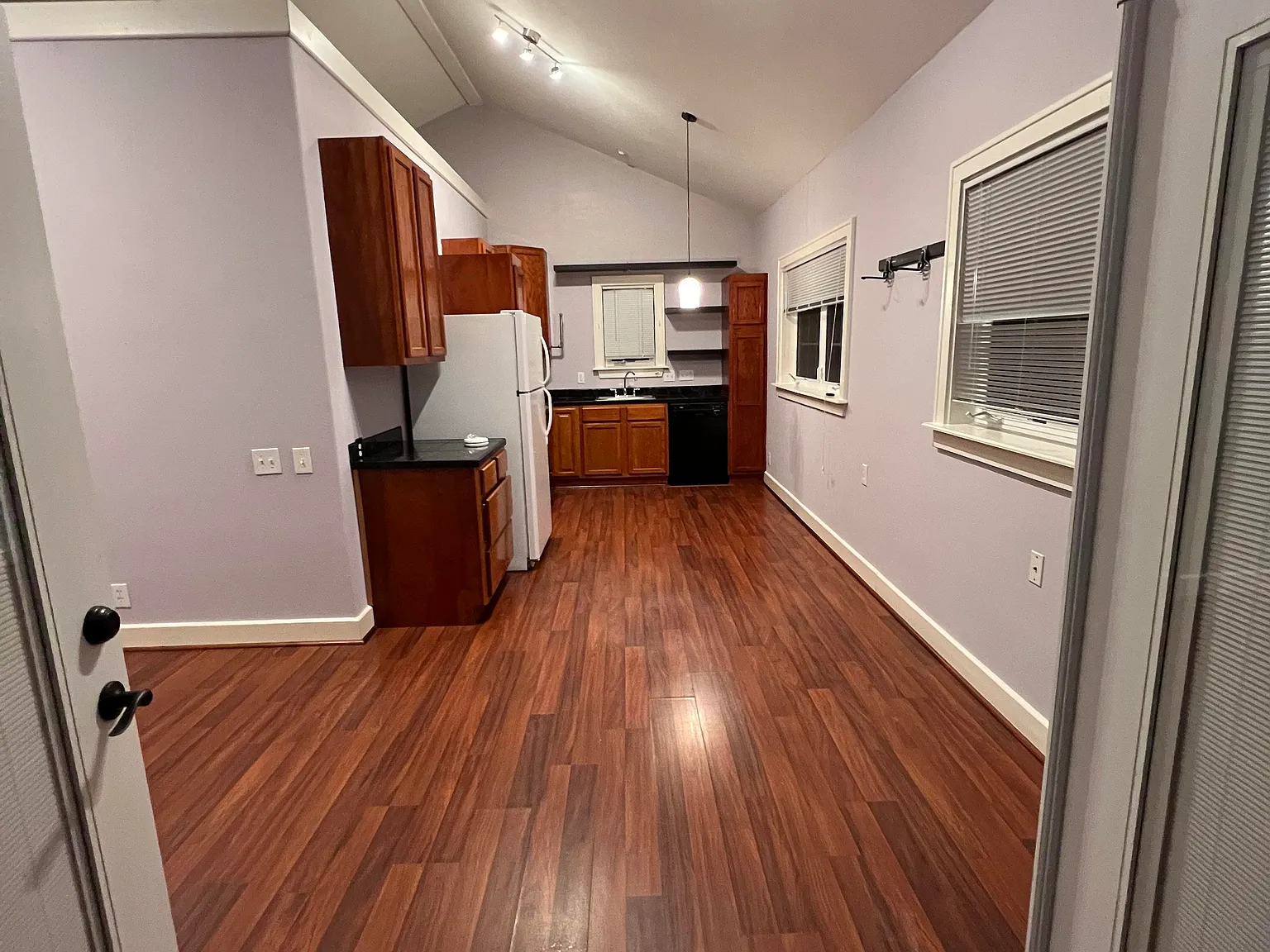 1 bed, 450 sqft, $1,300 — Photo 4