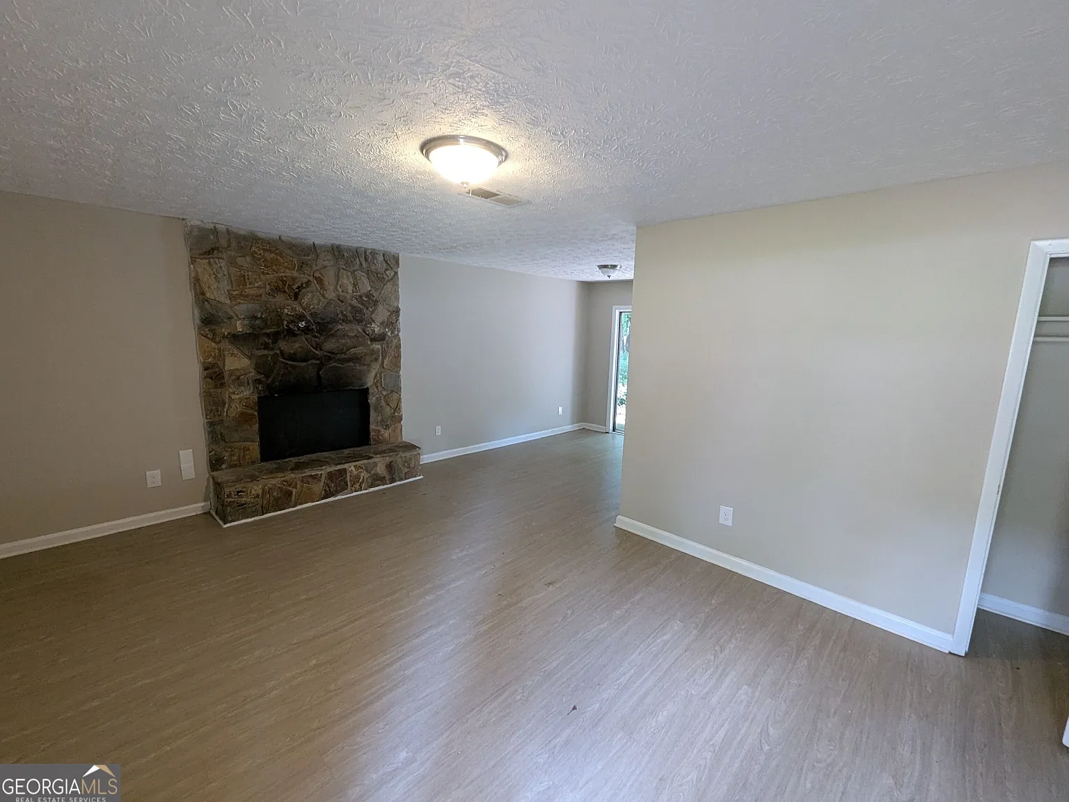 2 bed, 1.0 bath, 810 sqft, $1,025 — Photo 3
