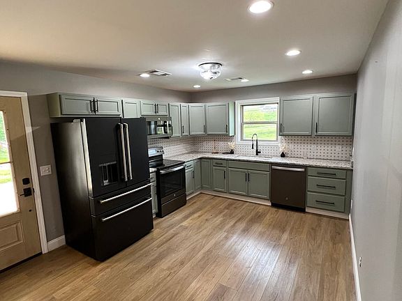 5th image of 172 Coffee St