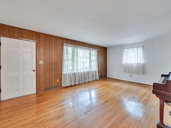4th image of 2747 Embassy Dr