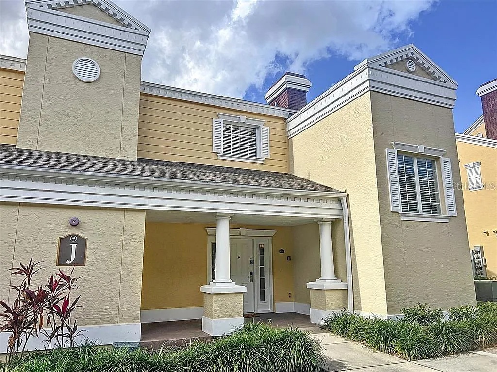 3 bed, 3.0 bath, 2124 sqft, $2,700 — Photo 2