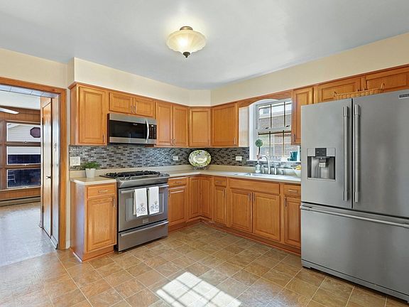 5th image of 9853 S Avers Ave