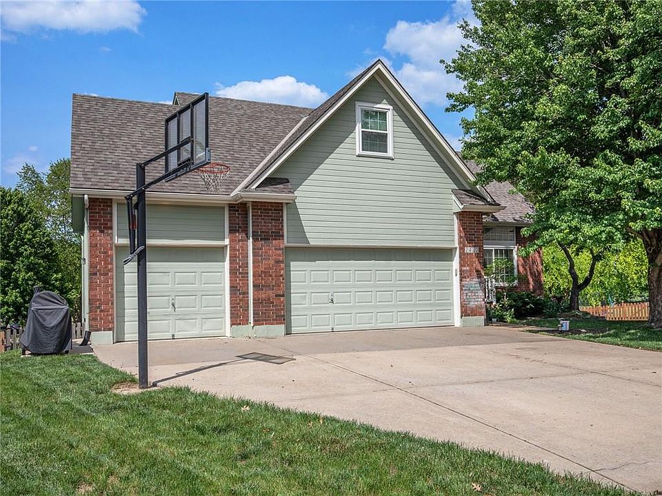 1st image of 2422 NE Old Paint Ct