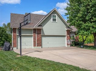 2422 NE Old Paint Ct, Lees Summit, MO 64086